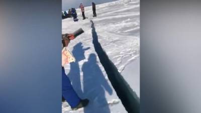 На Сахалине десятки рыбаков срочно эвакуировались из-за трещины во льду