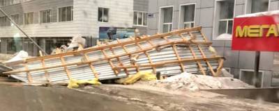 В Магадане ураганный ветер сорвал крыши домов, повредил машины