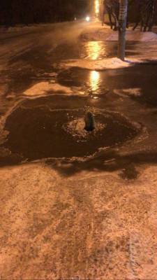 В Челябинске из-за коммунальной аварии снова затопило дорогу