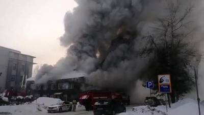 В Горно-Алтайске горит здание школы