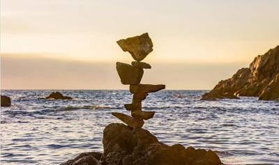 Поиск равновесия: мастер создает из камней невероятные скульптуры – нереальные фото