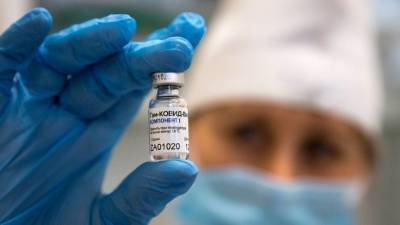 Россиян старше 60 лет включили в приоритетную группу вакцинации от COVID-19