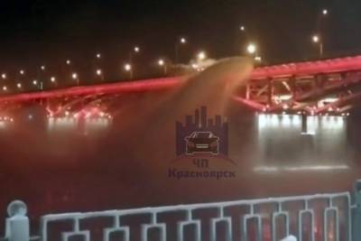 Красноярских дорожников оштрафуют за сброс снега в Енисей
