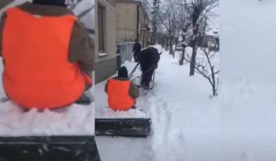 Во Львове коммунальщик применили ноу-хау при уборке снега (ВИДЕО)
