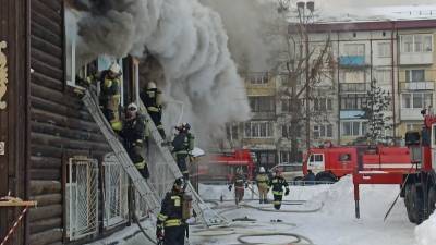 В Горно-Алтайске более 100 человек эвакуированы из горящей школы