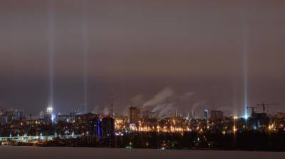 Небо над Воронежем после мощной метели украсили световые столбы