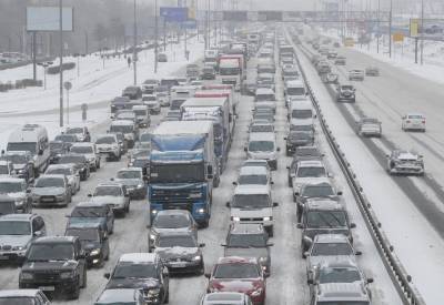 Киев третий день стоит в пробках из-за снегопада: карта