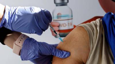 Слабость и обморок: минздрав назвал все побочные действия вакцины Pfizer