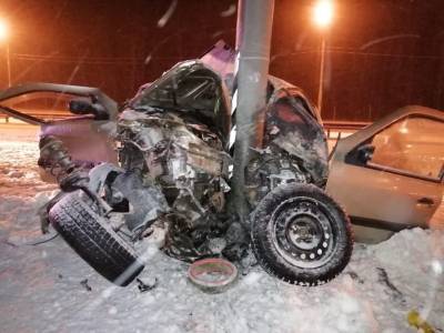 Липецкий водитель врезался в столб на трассе «Дон»: пострадали три человека