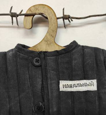 Красноярский художник создал сувенирный мини-ватник Навального
