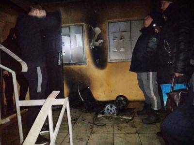 В подъезде дома в Ухолове сгорела детская коляска