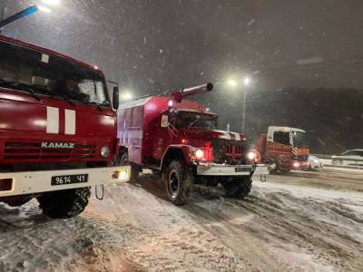 Спасатели массово помогают украинцам, которые стали заложниками осложнений погодных условий