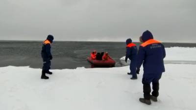 Появились кадры спасения двух рыбаков с оторвавшейся льдины на Сахалине.