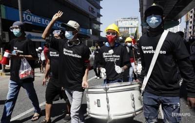 В Мьянме полиция стреляет по протестующим боевыми патронами - СМИ