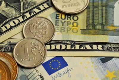 Рубль слегка снижается к доллару и евро