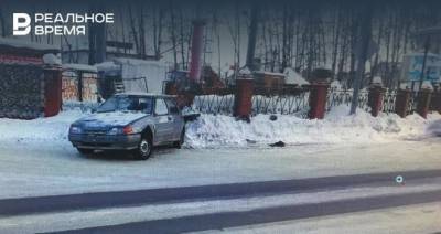 В Казани 16-летний подросток на машине въехал в кирпичный забор, один человек пострадал