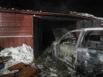 В деревне под Гродно автомобиль сгорел прямо в гараже
