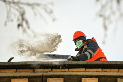 Рекордные снегопады прошли в Мурманске, к очистке крыш привлекут спасателей-альпинистов