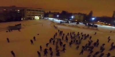 На фоне погоды в Киеве устроили снежную битву в КПИ и катались на сноуборде по Андреевскому спуску, видео - ТЕЛЕГРАФ