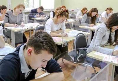 Школьники могут принять решение сдавать выпускные экзамены вместо ЕГЭ до середины мая