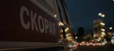 В Петрозаводске машина скорой помощи застряла в пробке: медики пошли к больному пешком (ВИДЕО)