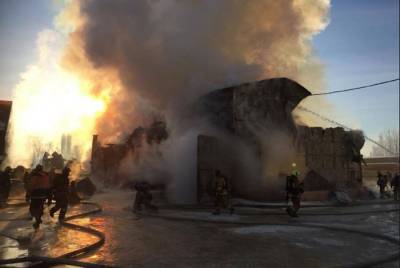 Пожар произошел в производственном цеху на севере Петербурга