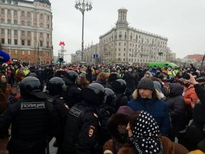 СК требует арестовать участника акции 23 января, пытавшегося сорвать с полицейского шлем