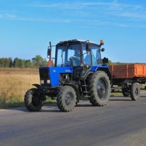 На запорожской трассе ВАЗ влетел в трактор: водителя легковушки госпитализировали