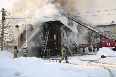 Пожар в деревянной школе в Горно-Алтайске сняли на видео