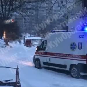 В столице из-за снегопада медикам скорой пришлось идти пешком к пациенту. Фото