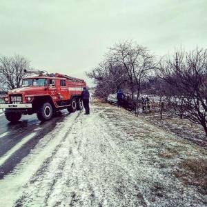 В Запорожской области спасатели вытащили семь автомобилей, которые застряли на дорогах. Фото