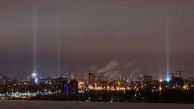 Световые столбы после метели украсили небо над Воронежем