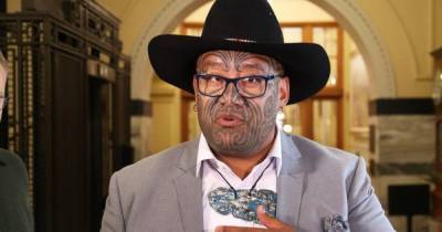В Новой Зеландии лидера маори выгнали из зала парламента за отказ носить галстук