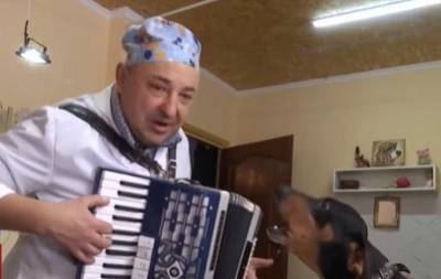 Украинский ветеринар «взорвал» сеть, спев с собакой (ВИДЕО)