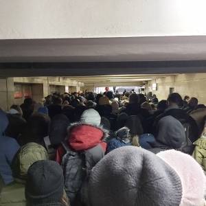 У станции метро «Позняки» в Киеве огромная очередь. Фото