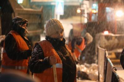 Работали всю ночь: как львовские коммунальщики борются со снежным коллапсом – волшебные фото