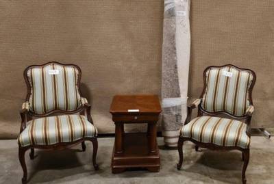 Посольство США в Украине объявило очередной аукцион: среди лотов полосатые кресла и iPhone 6