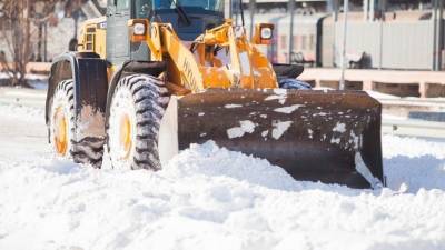 Ювелирная работа: убиравший снег тракторист в Петербурге потушил полыхающий авто