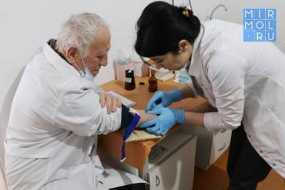 Жители Кайтагского района сдают анализы на наличие антител к коронавирусу