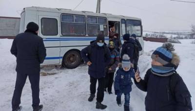 На Волыни спасатели вызволили из снежного плена школьный автобус с детьми