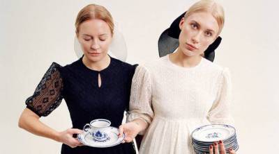 Виктория Шелягова с дочерью Варварой примеряют платья с кружевом ручной работы в лукбуке Loom by Rodina