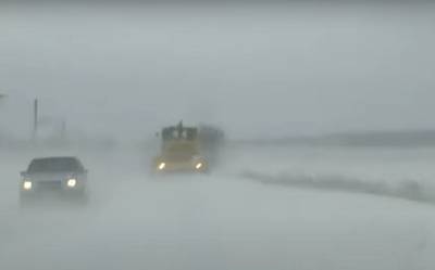 Спецтранспорт не успевает: Украину парализовало снеговыми заметами, на какие трассы лучше не выезжать