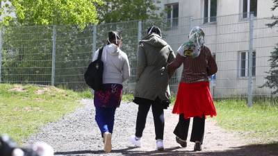 Десятки тысяч беженцев, которым отказали в убежище, смогли остаться в Германии