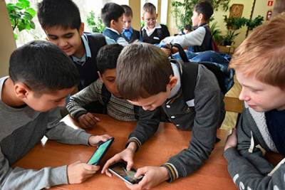 Роспотребнадзор запретил использовать смартфоны в обучении детей