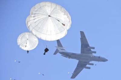 Российские ВДВ забросили в тыл условного противника 1000 парашютистов и боевую технику