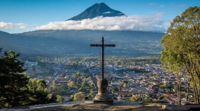 В Гватемале вулкан выбросил столб пепла