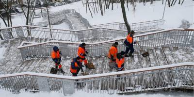 «Бесплатный спорт доступен каждому». Снег в Киеве расчищают лопатами из агиток Кличко — фото