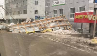 В России ветер срывает крыши домов и сбивает с ног людей: шокирующие фото, видео