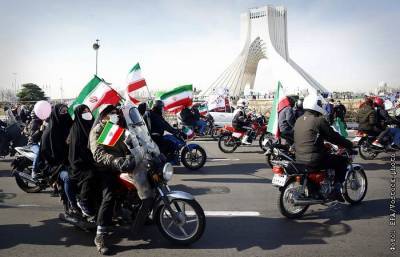 Иранцы устроили автопробеги в честь годовщины Исламской революции