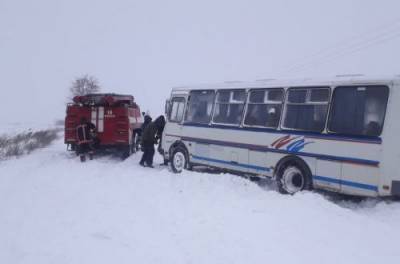 Непогода: Спасателям пришлось отбуксировать из сугроба школьный автобус с детьми